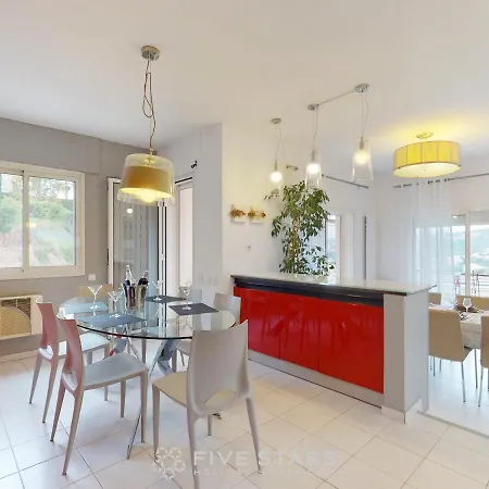 Elise Five Stars Holiday House